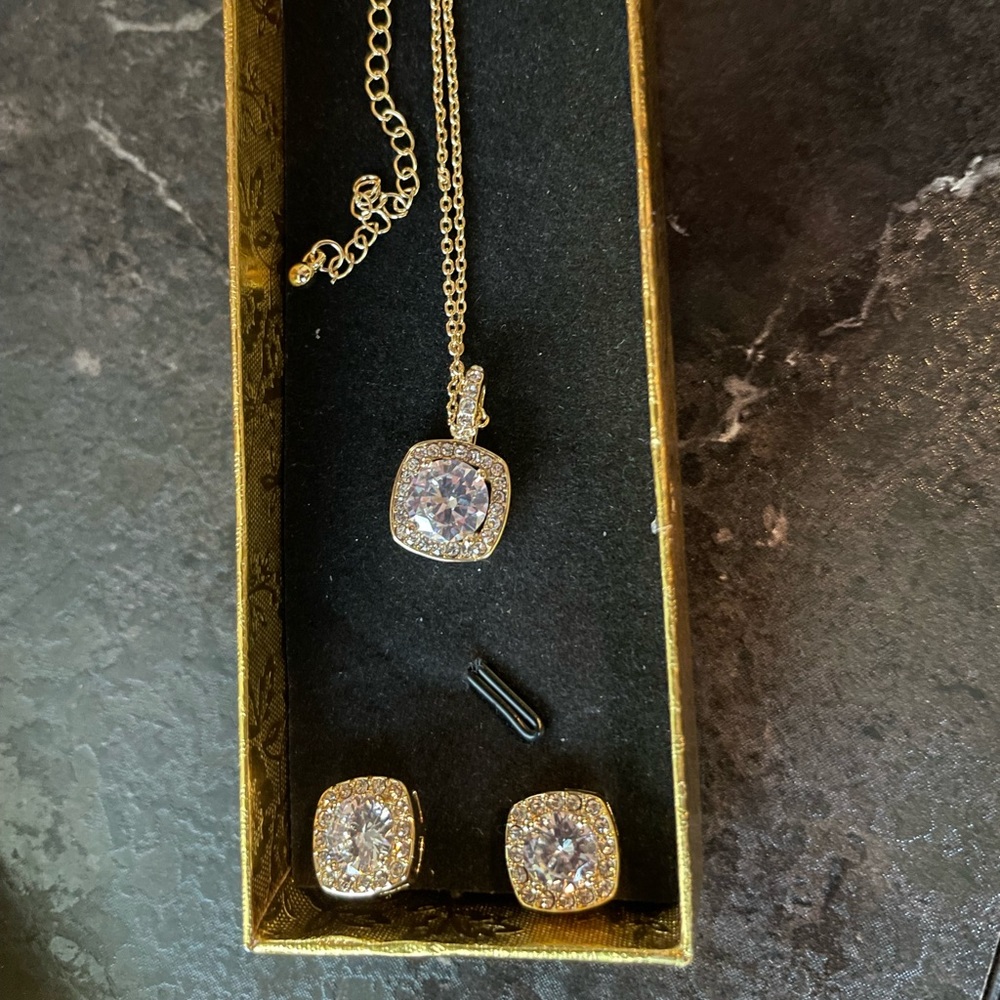 NWOT Necklace & Earring Set 🌟